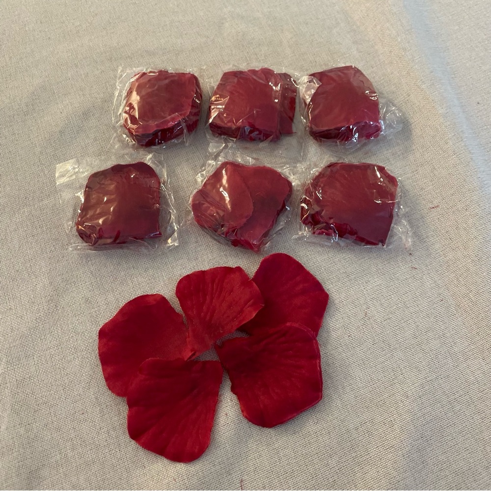 🌷3/$15 New Synthetic Rose Petals
